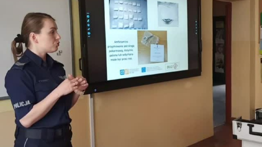 policja-w-kadlubie-pokazuje-atrapy-narkotykow.mp4