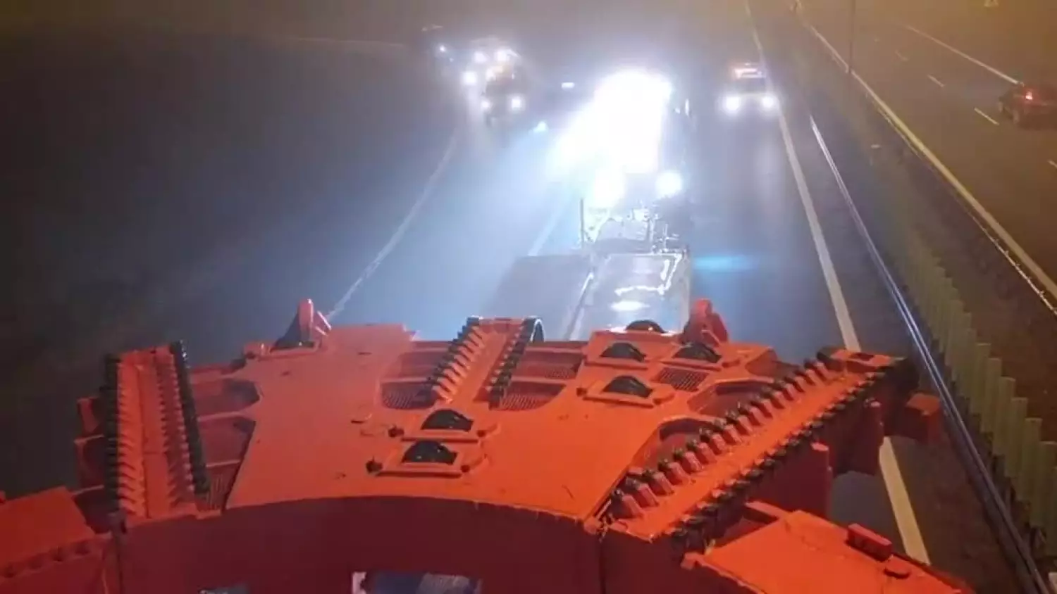 przejazd-elementow-maszyny-tbm-przez-autostrade-a4.mp4